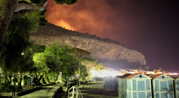 Palermo, scoppia incendio a Mondello: le fiamme alle spalle della ... - Il Messaggero