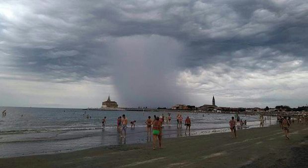 Sorpresa in spiaggia a Lignano Sabbiadoro: il gigantesco cono di pioggia fa paura - Il Messaggero