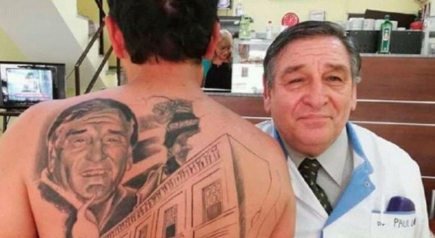 The patient is tattooed on the back of the face of # a physician who saved his life