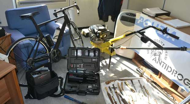 Terni, bici e coltelli antichi in garage denunciato per ricetazzione - Il Messaggero