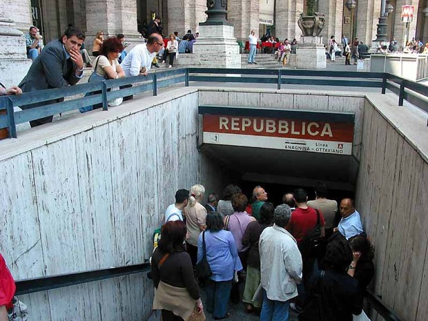 Roma, intervento forze dell'ordine alla metro Repubblica: mezz'ora ... - Il Messaggero