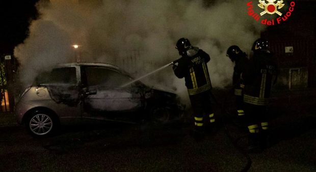 Auto in fiamme in via Lombardia a Fondi: è la terza in pochi giorni - Il Messaggero