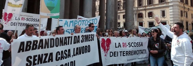 Montecitorio, terremotati in piazza:
pronti a paralizzare l'Italia