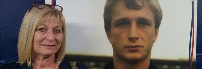 Donata Bergamini accanto a un poster del fratello Denis, calciatore del Cosenza morto in circostanze misteriose nell'89