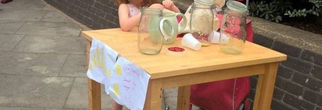 Londra, bambina multata per il suo chiosco di limonate