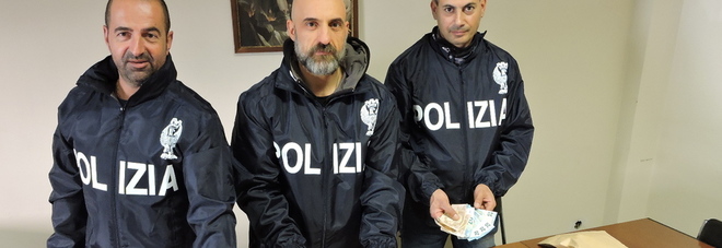 La polizia di Albano con la droga sequestrata 