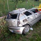  Sbanda, the car lands in the ditch and is destroyed: a minor girl dies 