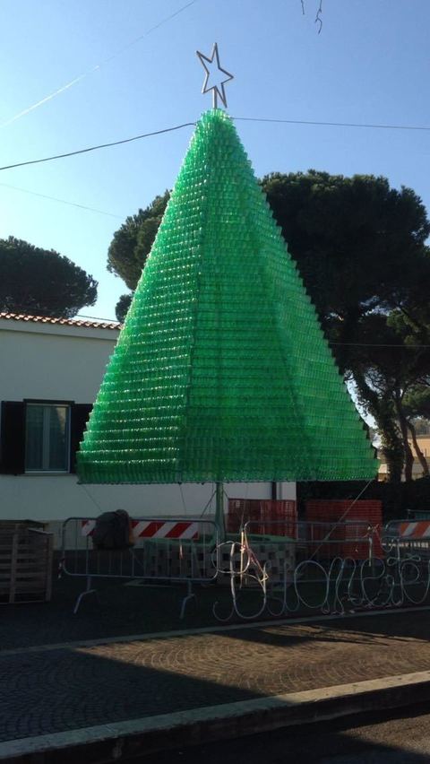 Albero Di Natale Con Bottiglie Di Plastica.Albero Di Natale Riciclato Al Circeo Fatto Con 4 000 Bottiglie Di Plastica
