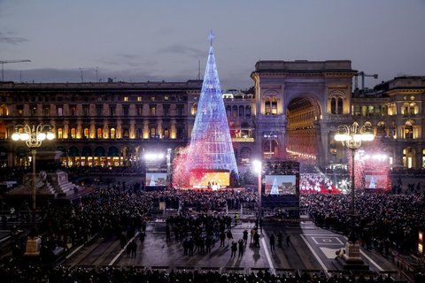 Spot Auguri Di Natale Canale 5.Milano La Spettacolare Accensione Dell Albero Di Natale In Piazza Duomo