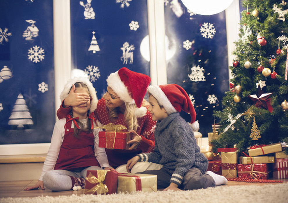 Regali Di Natale Per Tutta Famiglia.Bimbo Di 9 Anni Non Riceve I Regali Chiesti Chiama La Polizia E Denuncia Babbo Natale