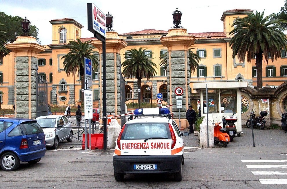 Roma, dà in escandescenza e danneggia l'ospedale San Camillo ...