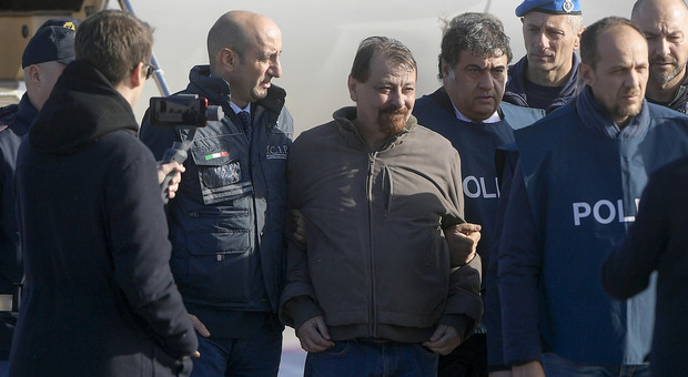 Cesare Battisti tra i poliziotti all'aeroporto di Ciampino