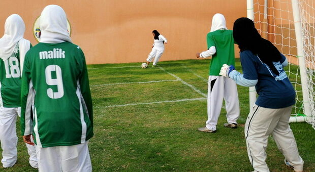 L'Arabia Saudita apre al calcio femminile (ma si gioca con velo e pantaloni)