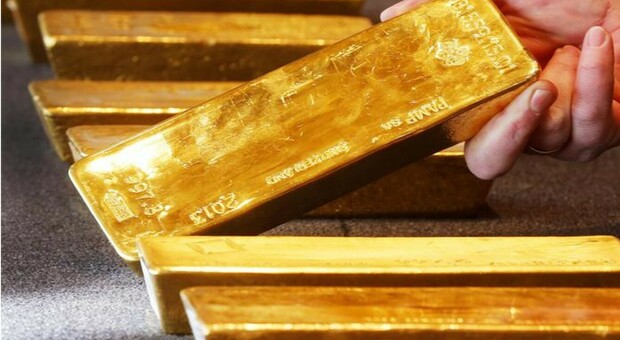 Oro, il prezzo (stranamente) crolla: da bene rifugio a duro colpo per gli investitori, cosa sta succedendo?