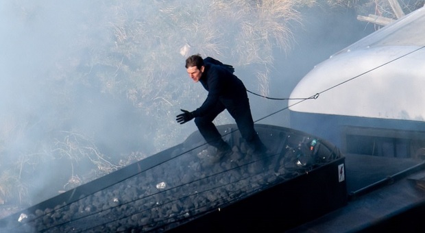 Tom Cruise acrobata per "Mission Impossible 7" salta sul treno in corsa