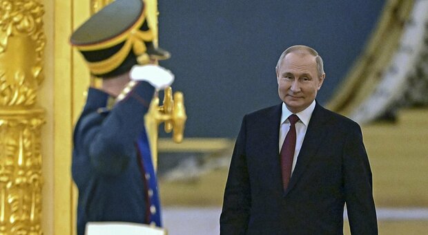 Putin isolato, ora rischia il colpo di Stato. «Guerra persa e i ministri non premeranno il bottone del nucleare»