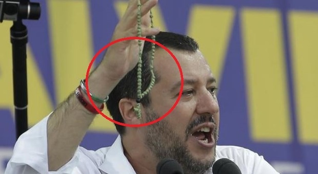 Salvini sul palco di Pontida con il rosario
