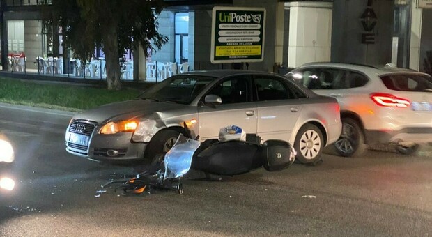 Incidente su via Piave tra auto e scooter: un ferito trasportato al Goretti, traffico in tilt a Latina