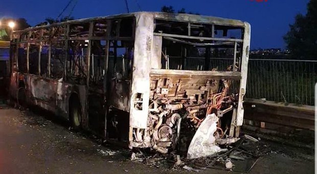 Il bus andato a fuoco sulla Colombo