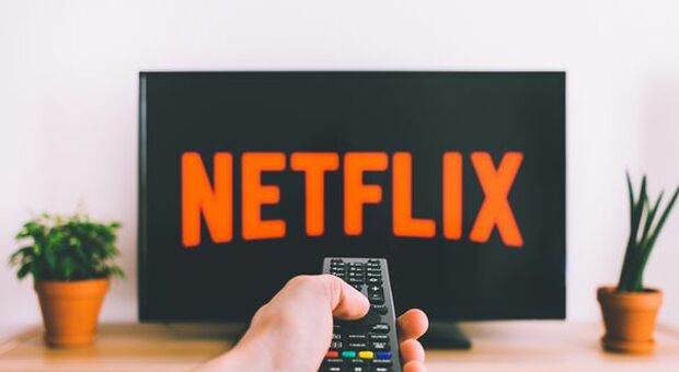 Netflix perde abbonati e crolla del 35% in borsa. Gli analisti tagliano i giudizi
