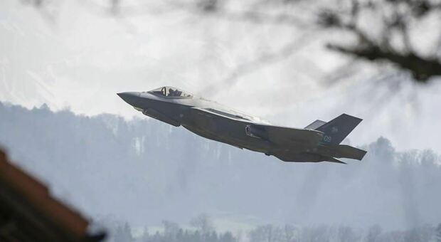 Svizzera si arma, pronta a comprare subito gli F-35 dagli Stati Uniti. E senza aspettare il referendum: preoccupa la guerra