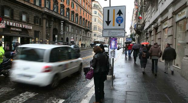 Roma, fuga da via Nazionale: già chiusi 33 negozi. «Qui non sarà Natale» `