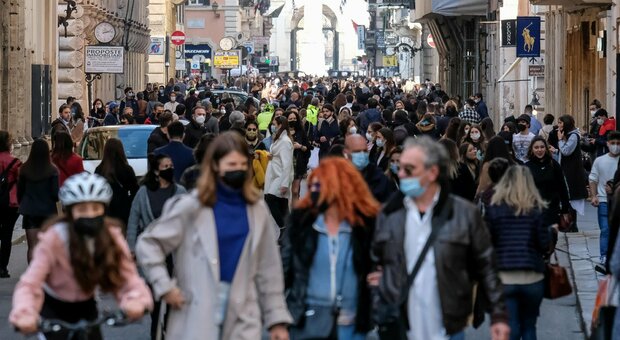 Zona gialla, folla in Centro a Roma e Napoli: chiusure in via del Corso, transenne sul lungomare