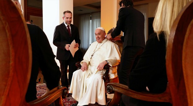 Credit photo, Canale 5; nella foto Fabio Marchese Ragona con il Papa a Santa Marta durante la registrazione