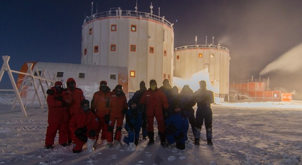 I tredici ricercatori nel giorno del Solstizio fuori della Base Concordia