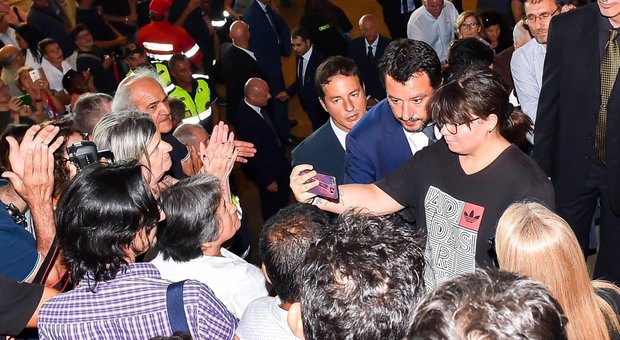 Salvini e il selfie ai funerali di Stato a Genova. Rabbia sul web: «Non stai al concerto di Fedez»