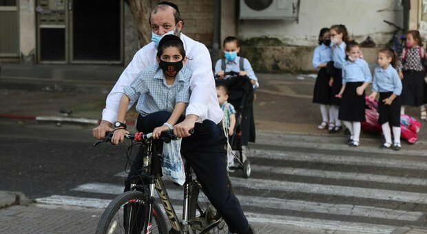 Covid, coprifuoco in Israele per il boom di contagi: il governo impedisce assembramenti di religiosi