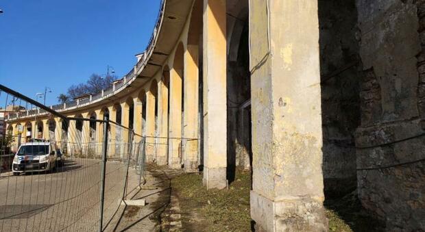 Piloni, arcate ripulite a Frosinone. Il sindaco: «Il cantiere aprirà dopo Natale»