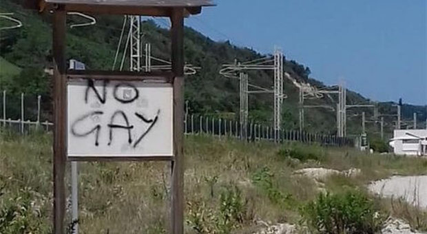 «No gay»: sulla spiaggia spunta un graffito omofobo