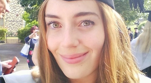Studentessa modello di 26 anni si uccide: era perseguita da colleghi bulli per il suo accento