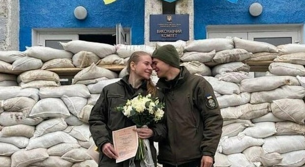 Ucraina, perchè tanti giovani si sposano sotto le bombe? La psicologa: «Ecco come la guerra cambia i rapporti»