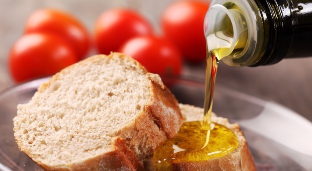 Olio d'oliva tarocco, arresti e denunce: dai ristoranti ai panifici, così adulteravano i prodotti