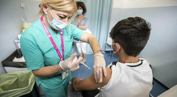 Vaccini, dosi extra ai medici: da domani il Lazio accelera