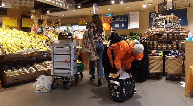 Covid Napoli, nuovo assalto ai supermercati: torna la paura del lockdown
