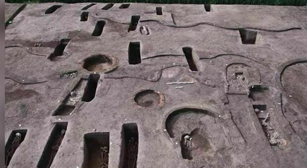 Egitto, riaffiorano dal Nilo 110 tombe antiche. «Corpi accovacciati, due bimbi sepolti in pentola»