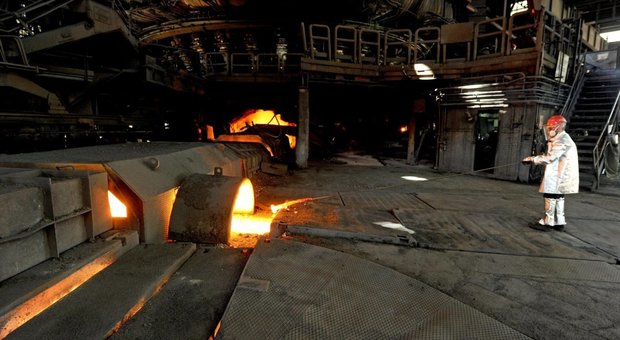 Ex Ilva, tre esplosioni nella notte nell'acciaieria 2 di ArcelorMittal: squarci alle tubazioni