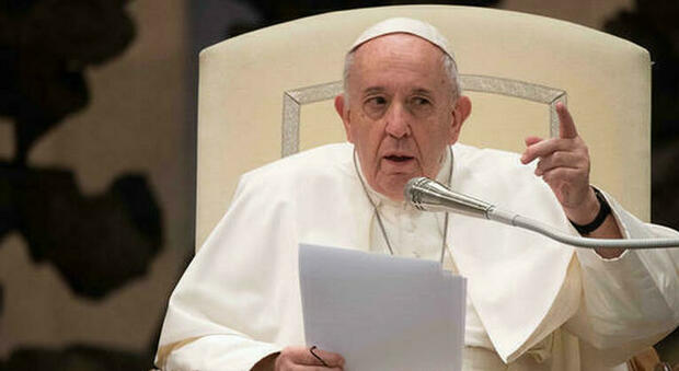 Papa Francesco elogia rughe, capelli bianchi e acciacchi: la vecchiaia non deve fare paura, è un tempo benedetto