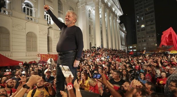 Brasile, Lula è libero: il giudice accetta la richiesta di scarcerazione presentata dalla difesa
