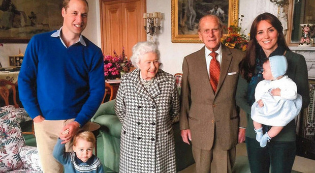 Filippo, nella foto inedita di famiglia con la regina Elisabetta, Kate, William e i nipoti, gli sguardi che si cercano