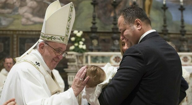 Papa Francesco, battesimo non valido se pronunciata la formula «Noi ti battezziamo»