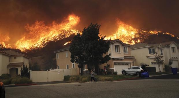 California, incendi devastanti: oltre 50 mila persone evacuate, brucia la valle del Vino