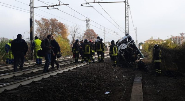 Incidente a Parma, pulmino disabili sbanda e urta un treno: morto un ragazzo, tre feriti