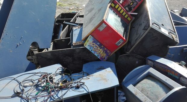 Roma, traffico di rifiuti: i vigili sequestrano un carico di slot machine destinate alla dismissione