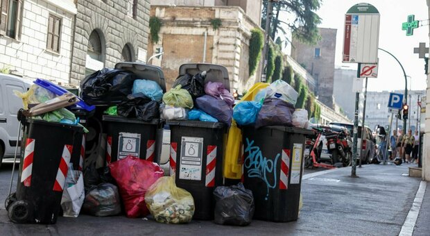Rifiuti a Roma, raccolta a singhiozzo in Centro: la differenziata va in tilt, emergenza carta e plastica