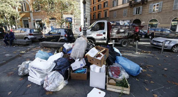 Rifiuti Roma, a Pasquetta si rischia il caos: Aprilia verso lo stop all'indifferenziata della Capitale