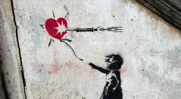 Orvieto, la siringa col vaccino colpisce il cuore di Banksy: il disegno trovato sul muro della scuola primaria Barzini accoglie il rientro in classe